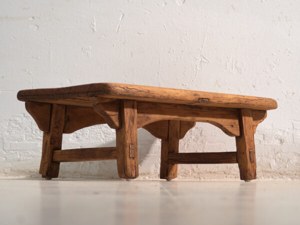 Mesa baja antigua en madera de pino – China, circa 1890