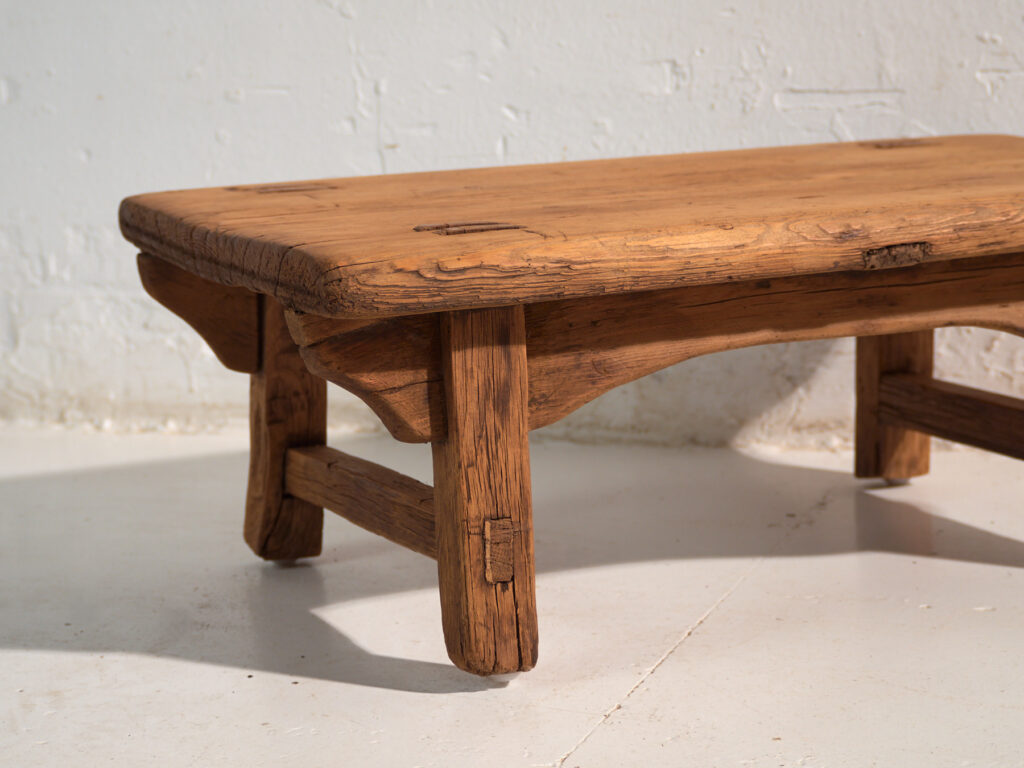 Mesa baja antigua en madera de pino – China, circa 1890