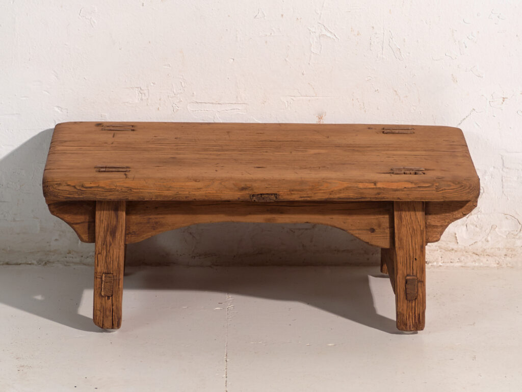 Mesa baja antigua en madera de pino – China, circa 1890