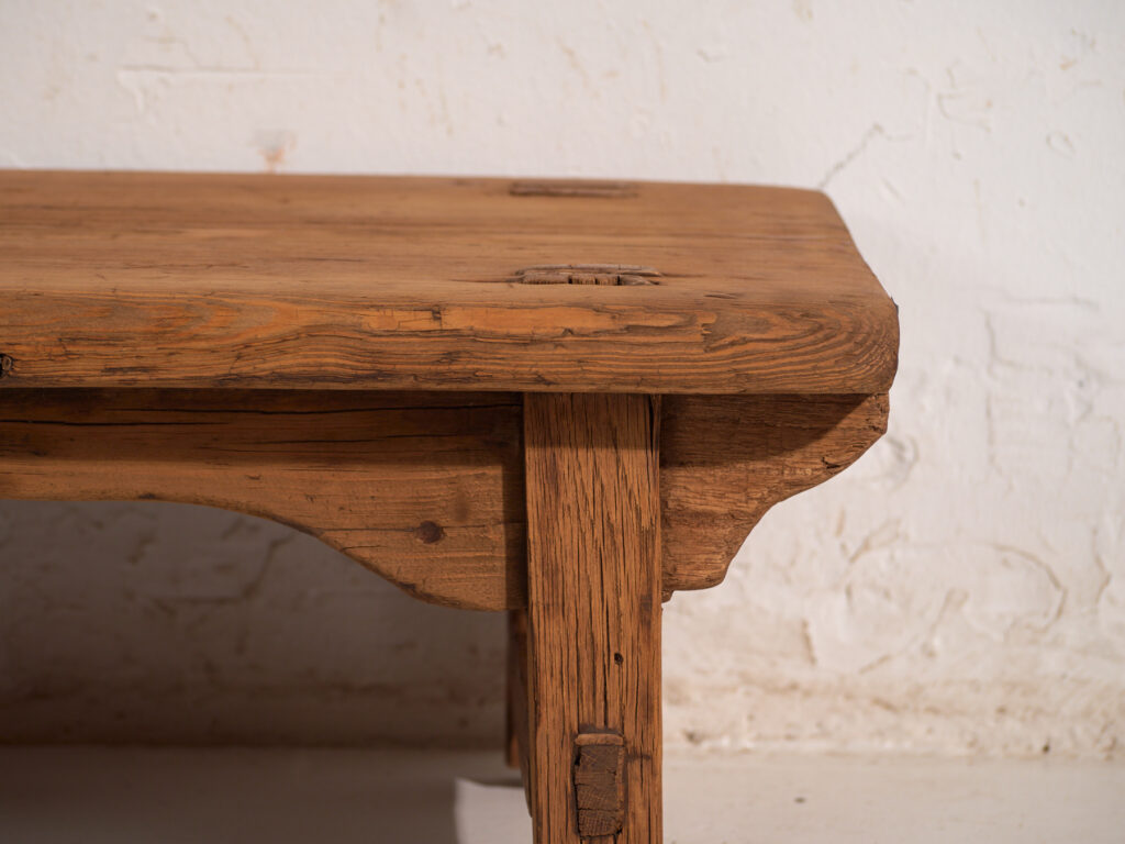 Mesa baja antigua en madera de pino – China, circa 1890