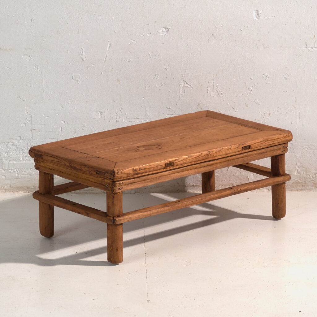 Mesa baja antigua en madera de pino – China, circa 1890