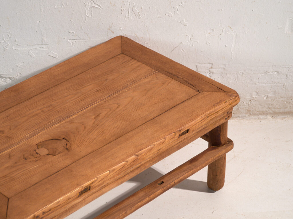 Mesa baja antigua en madera de pino – China, circa 1890