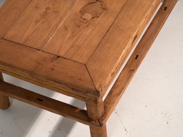 Mesa baja antigua en madera de pino – China, circa 1890