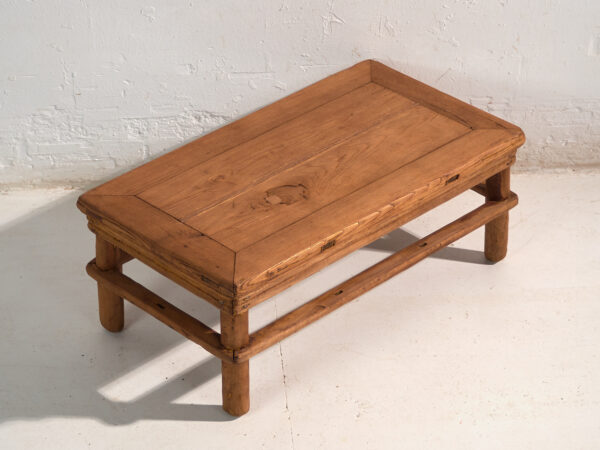 Mesa baja antigua en madera de pino – China, circa 1890