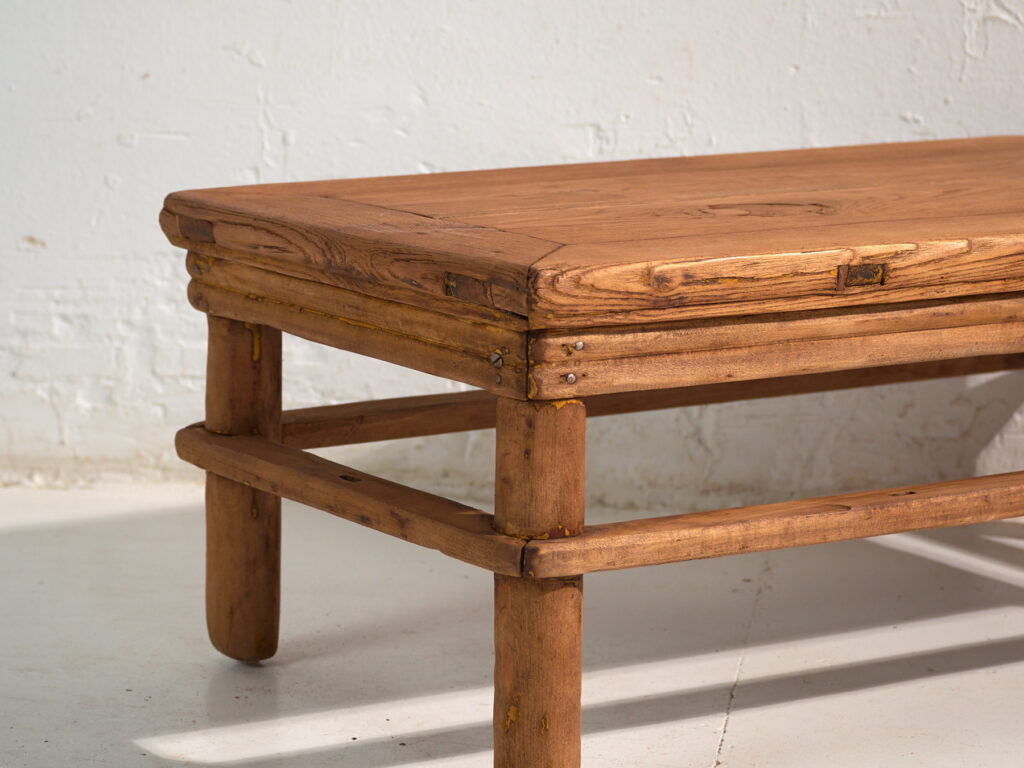 Mesa baja antigua en madera de pino – China, circa 1890