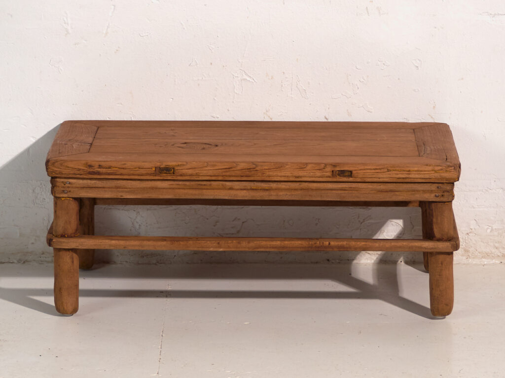 Mesa baja antigua en madera de pino – China, circa 1890