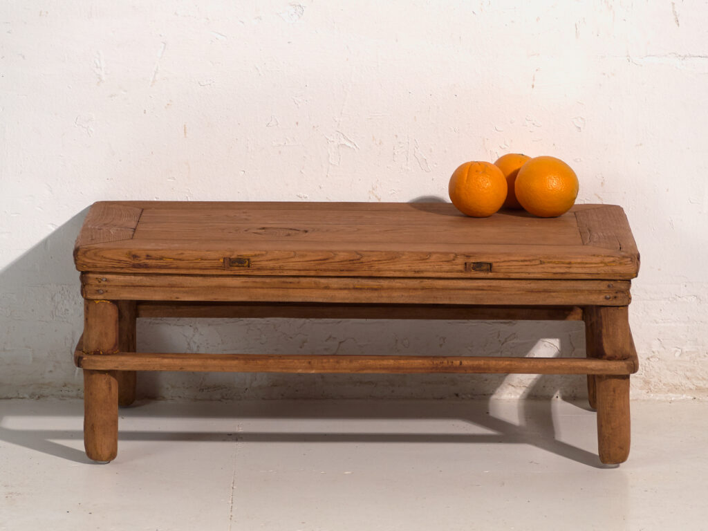 Mesa baja antigua en madera de pino – China, circa 1890