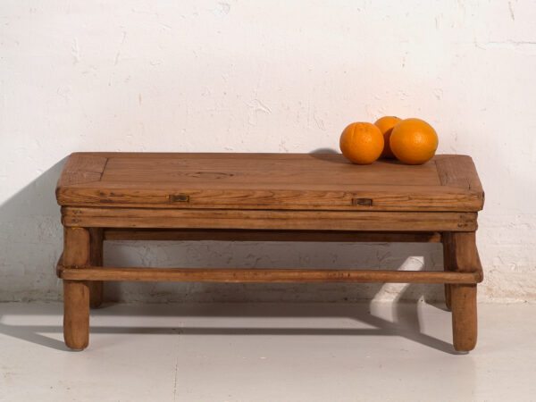 Mesa baja antigua en madera de pino – China, circa 1890