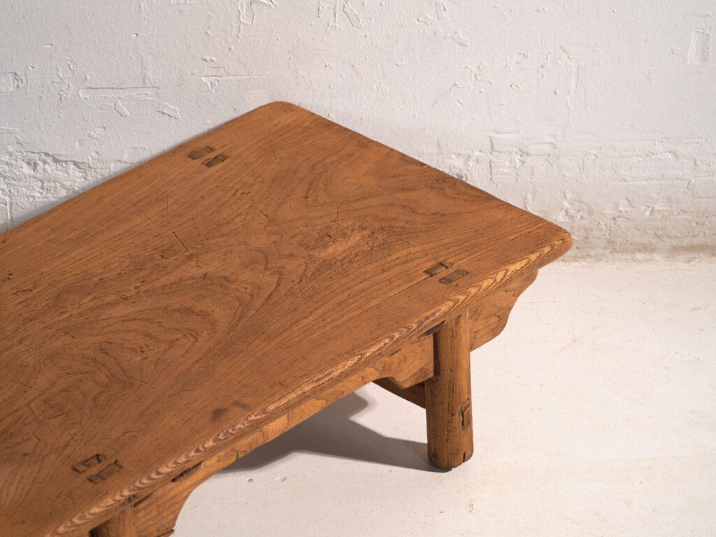 Mesa baja antigua en madera de pino – China, circa 1890