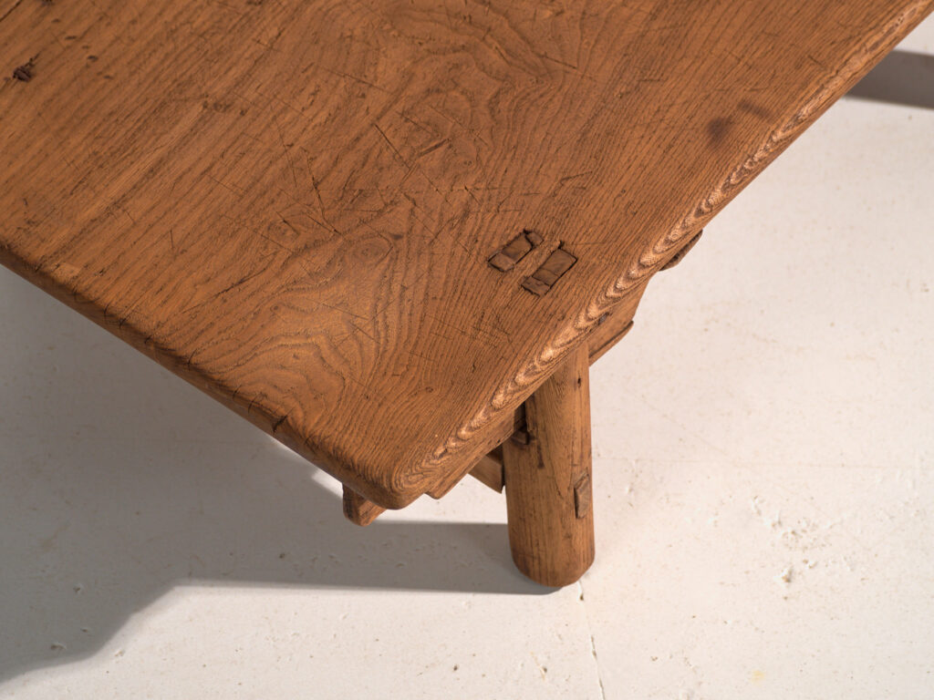 Mesa baja antigua en madera de pino – China, circa 1890
