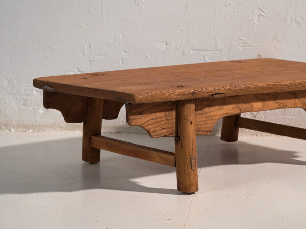 Mesa baja antigua en madera de pino – China, circa 1890