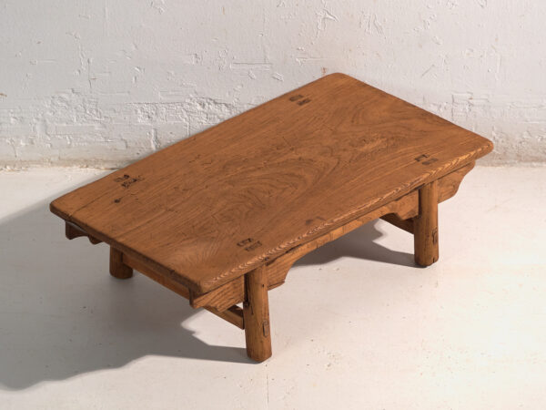 Mesa baja antigua en madera de pino – China, circa 1890