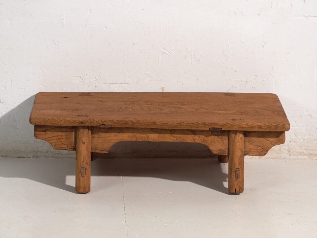 Mesa baja antigua en madera de pino – China, circa 1890