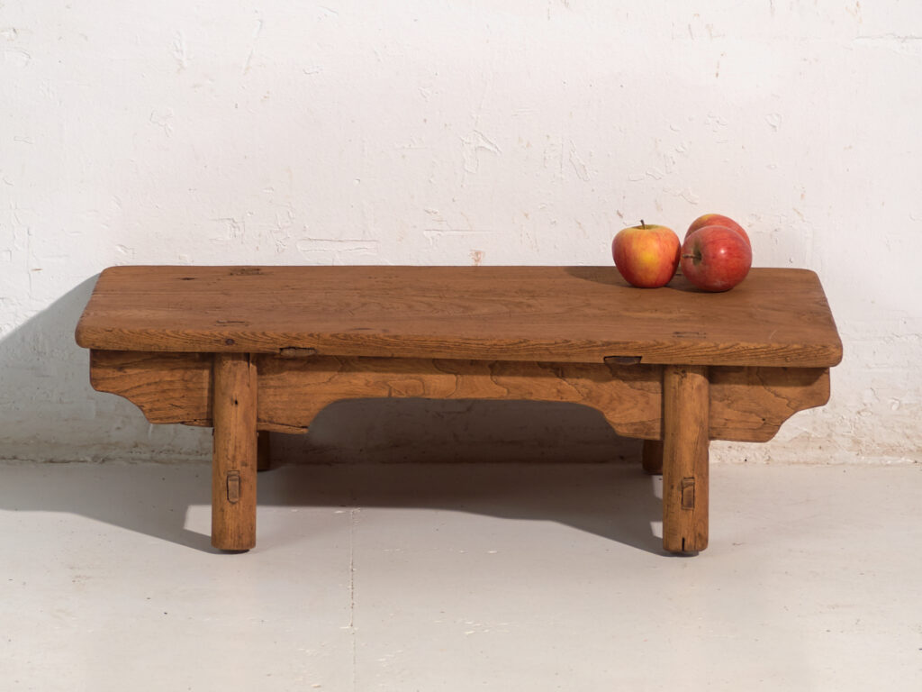 Mesa baja antigua en madera de pino – China, circa 1890