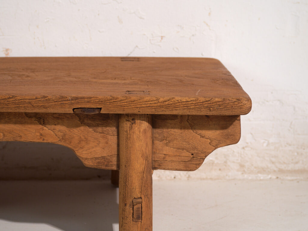 Mesa baja antigua en madera de pino – China, circa 1890
