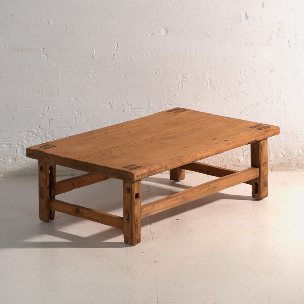 Mesa baja antigua en madera de pino – China, circa 1890
