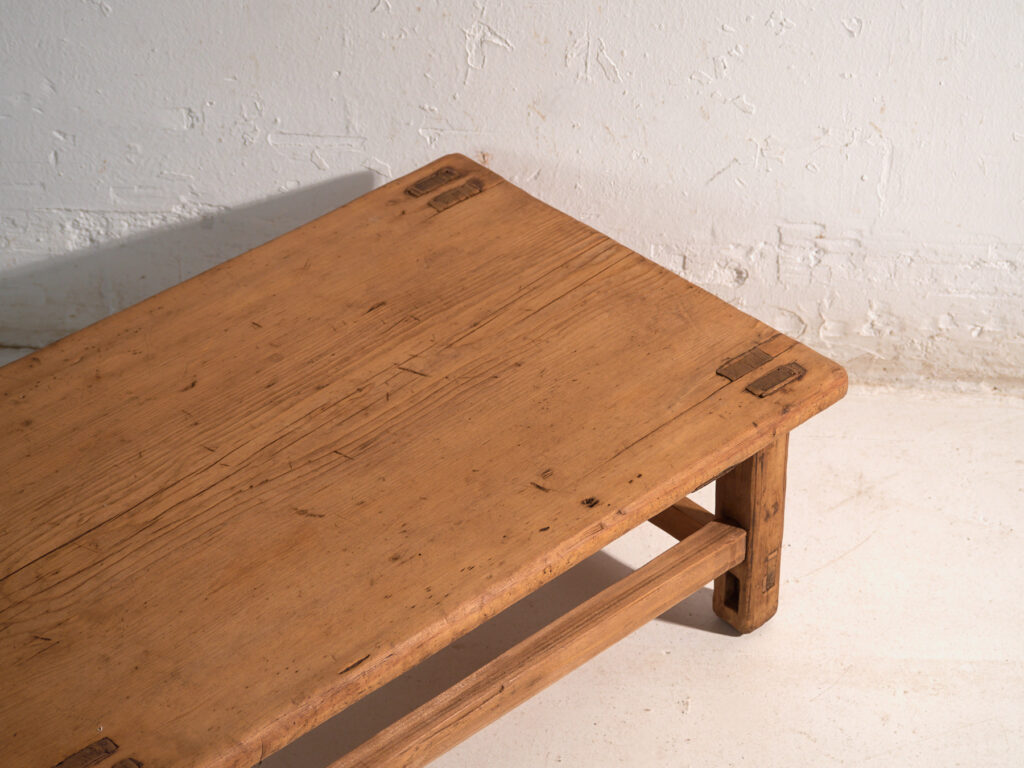 Mesa baja antigua en madera de pino – China, circa 1890