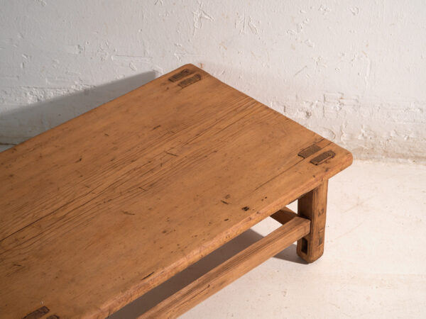 Mesa baja antigua en madera de pino – China, circa 1890