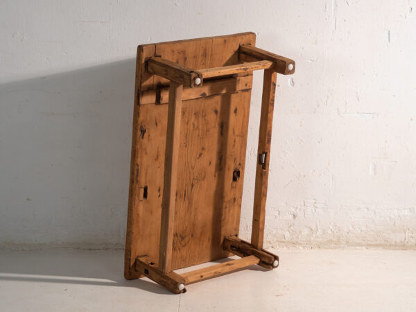 Mesa baja antigua en madera de pino – China, circa 1890