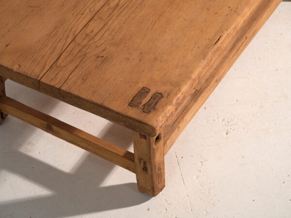 Mesa baja antigua en madera de pino – China, circa 1890