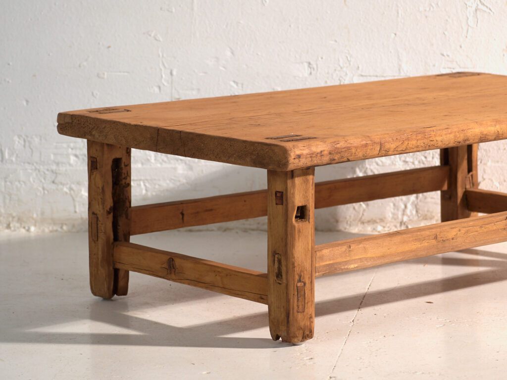Mesa baja antigua en madera de pino – China, circa 1890