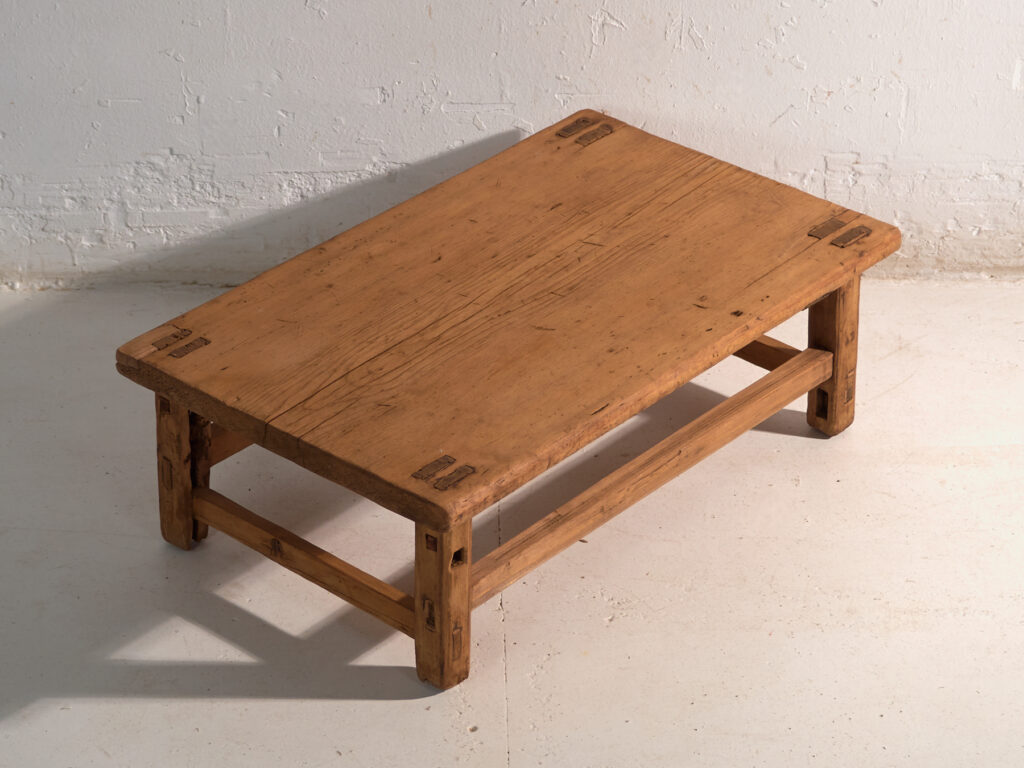 Mesa baja antigua en madera de pino – China, circa 1890