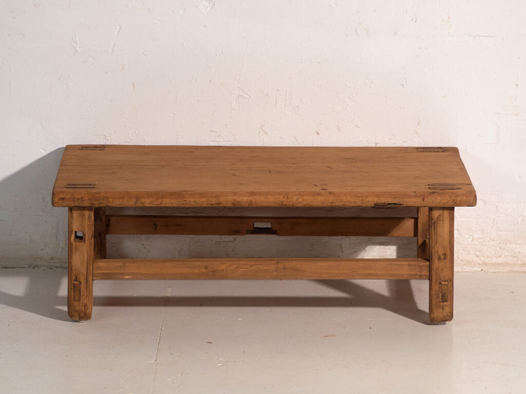 Mesa baja antigua en madera de pino – China, circa 1890