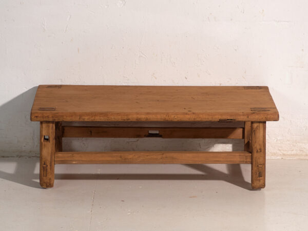 Mesa baja antigua en madera de pino – China, circa 1890