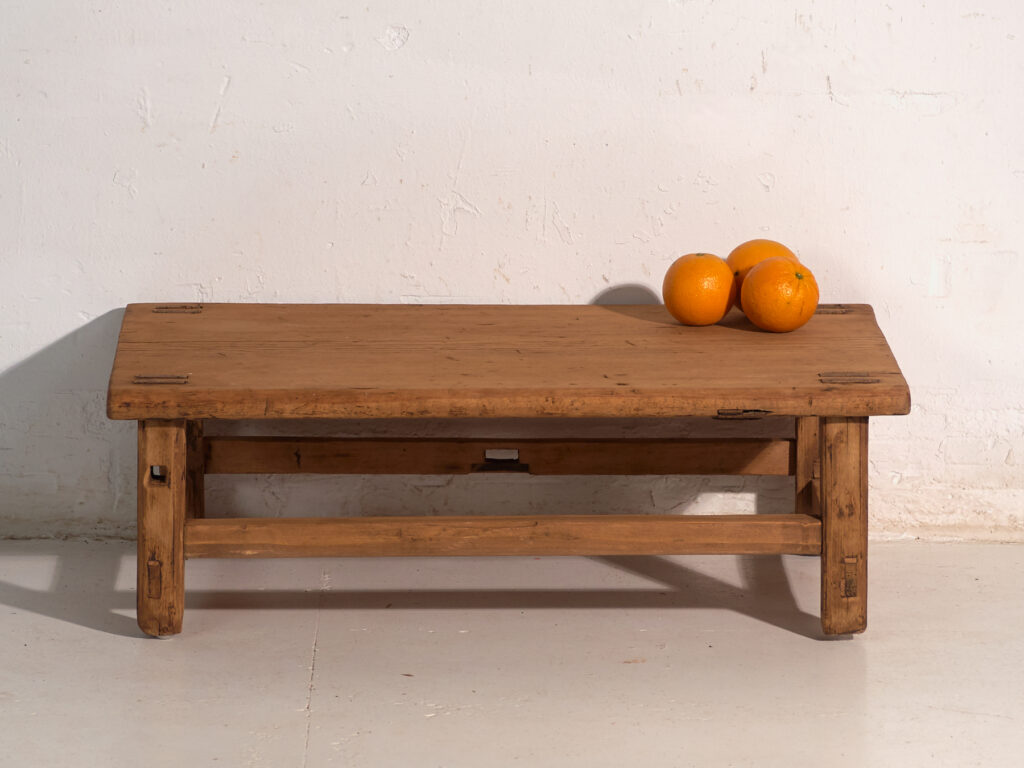 Mesa baja antigua en madera de pino – China, circa 1890