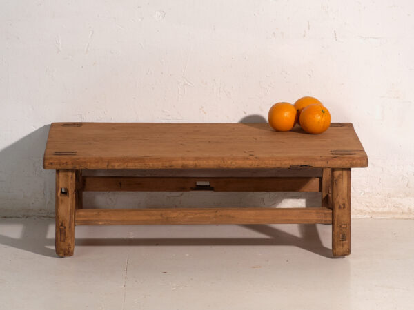 Mesa baja antigua en madera de pino – China, circa 1890