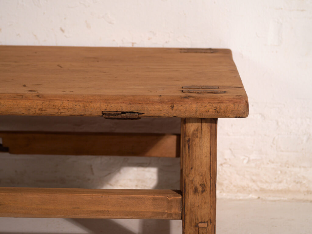 Mesa baja antigua en madera de pino – China, circa 1890