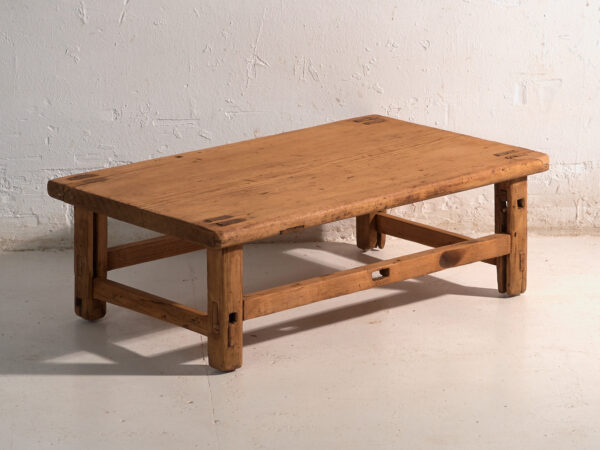 Mesa baja antigua en madera de pino – China, circa 1890
