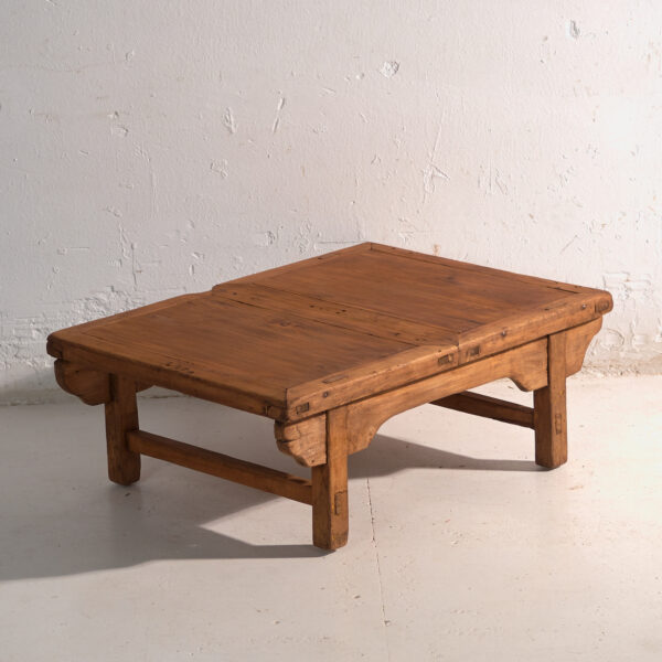 Mesa baja antigua en madera de pino – China, circa 1890