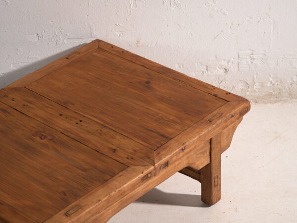 Mesa baja antigua en madera de pino – China, circa 1890