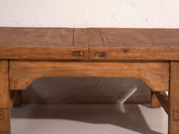 Mesa baja antigua en madera de pino – China, circa 1890