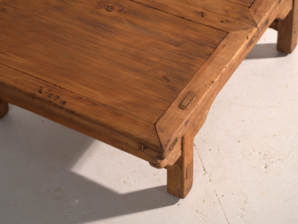 Mesa baja antigua en madera de pino – China, circa 1890