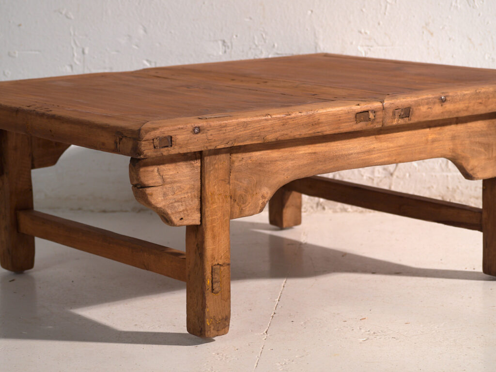 Mesa baja antigua en madera de pino – China, circa 1890