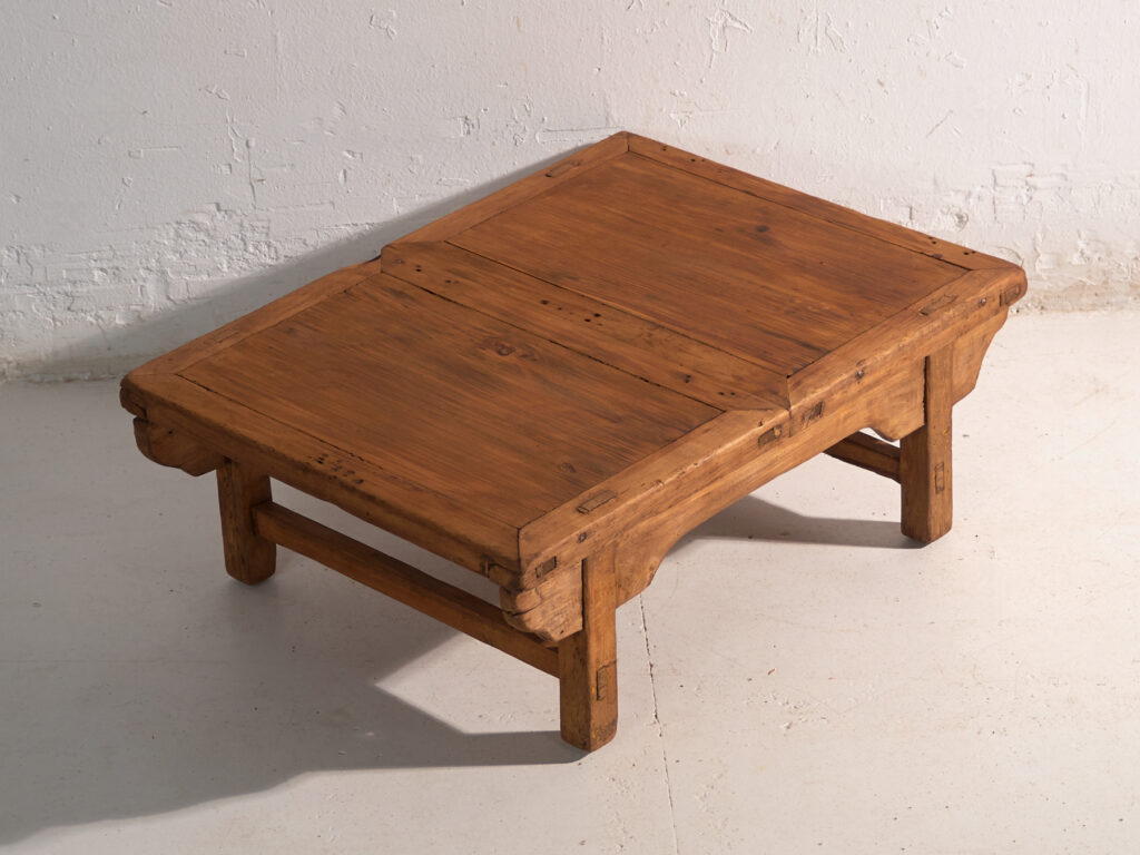 Mesa baja antigua en madera de pino – China, circa 1890
