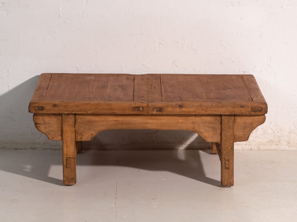 Mesa baja antigua en madera de pino – China, circa 1890