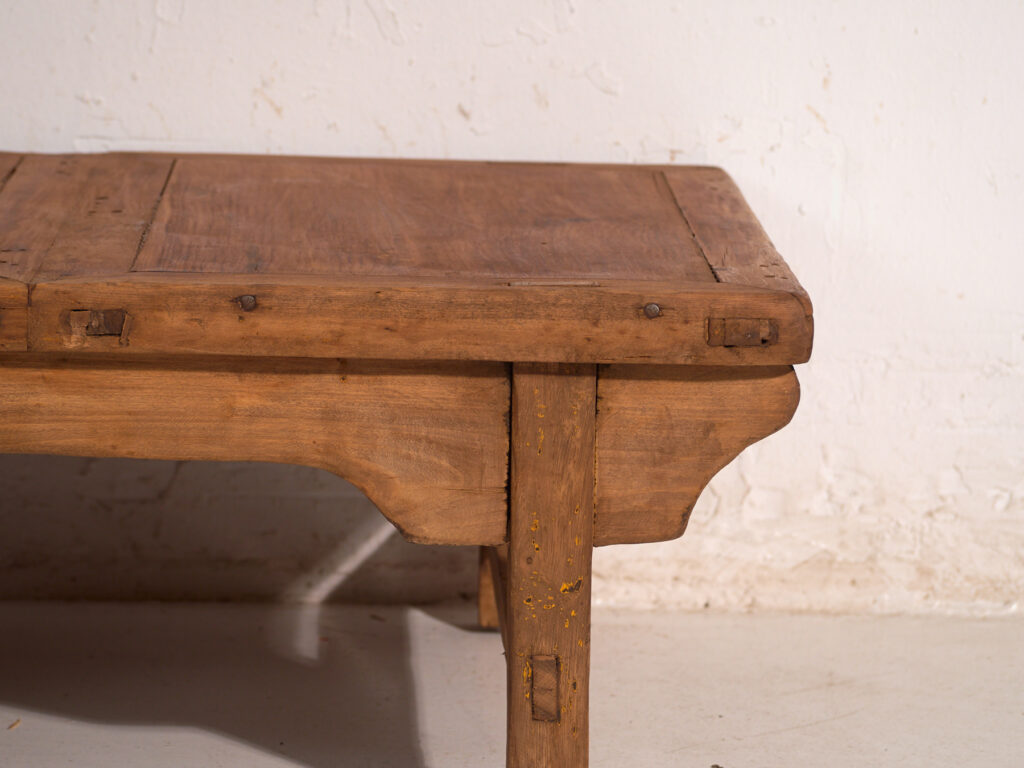 Mesa baja antigua en madera de pino – China, circa 1890