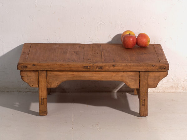 Mesa baja antigua en madera de pino – China, circa 1890