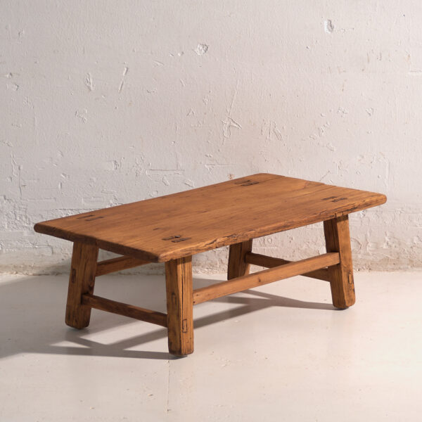 Mesa baja antigua en madera de pino – China, circa 1890