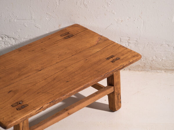 Mesa baja antigua en madera de pino – China, circa 1890