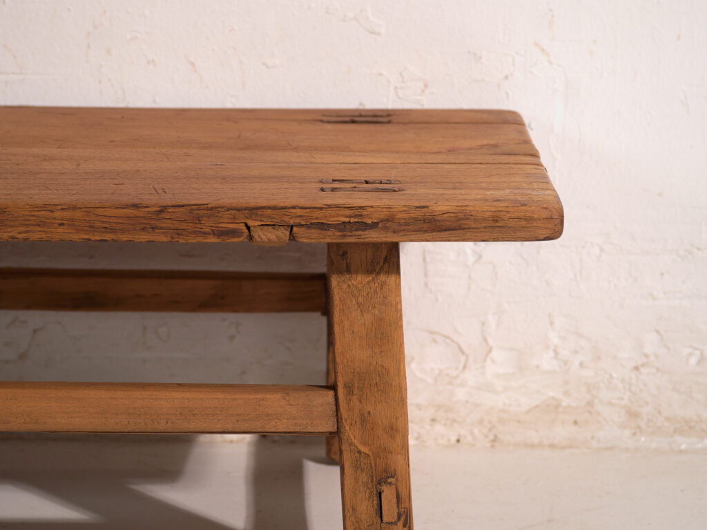 Mesa baja antigua en madera de pino – China, circa 1890