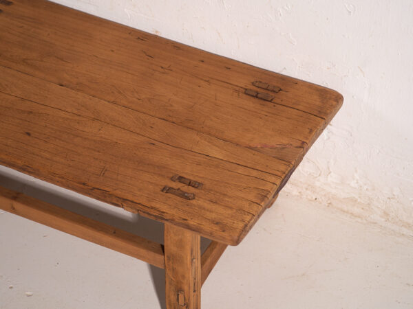 Mesa baja antigua en madera de pino – China, circa 1890
