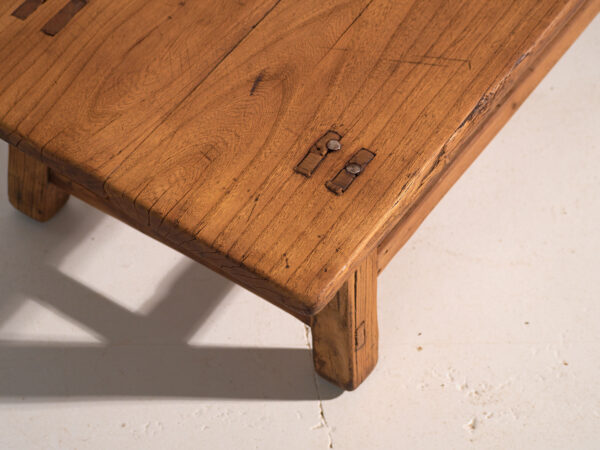 Mesa baja antigua en madera de pino – China, circa 1890