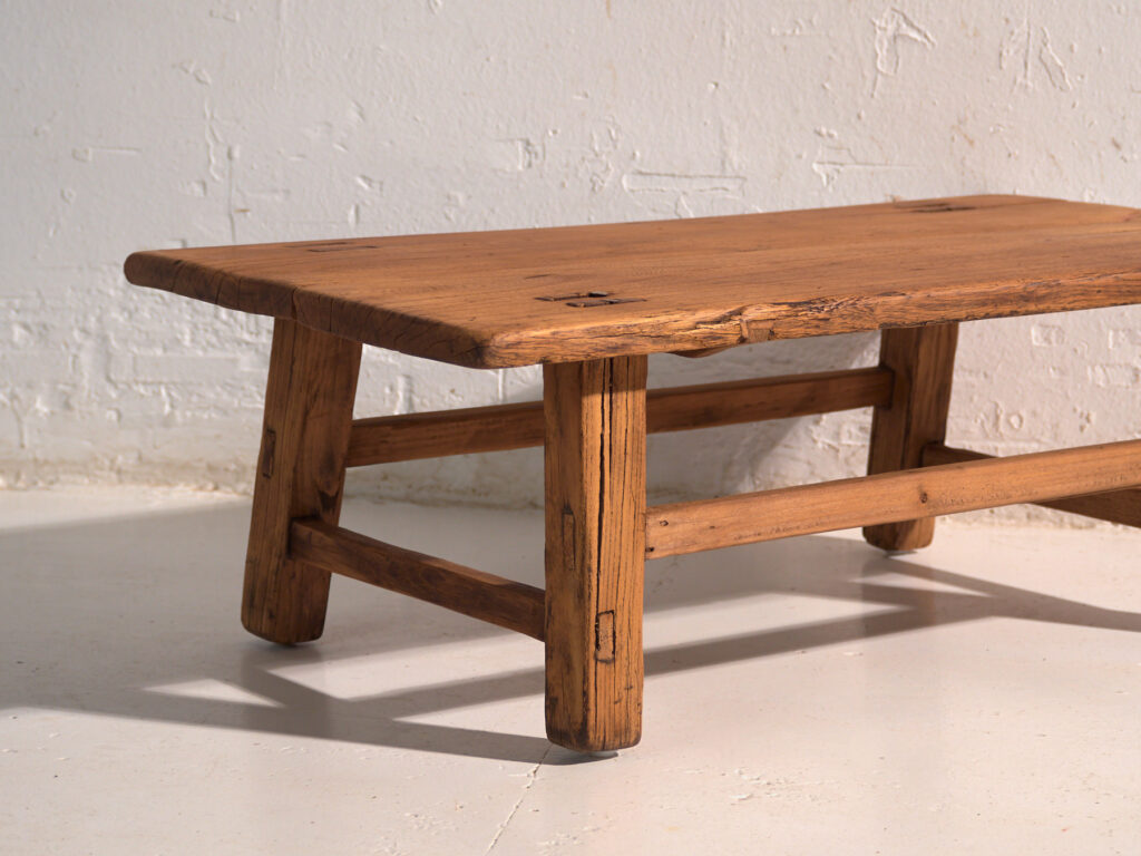 Mesa baja antigua en madera de pino – China, circa 1890