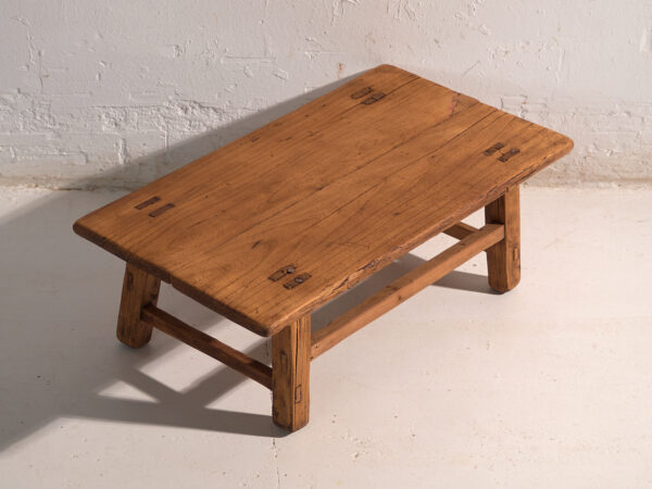 Mesa baja antigua en madera de pino – China, circa 1890