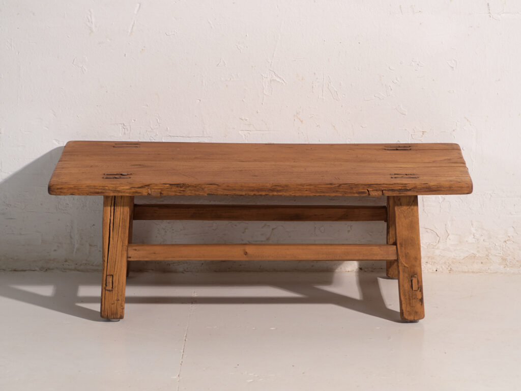 Mesa baja antigua en madera de pino – China, circa 1890