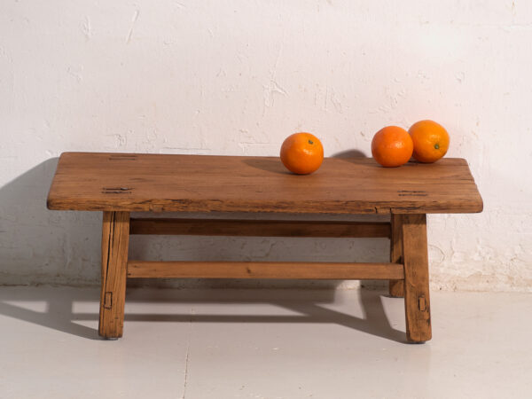 Mesa baja antigua en madera de pino – China, circa 1890